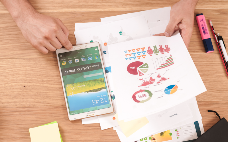 Pessoa sentada sozinha no escritório, distanciamento